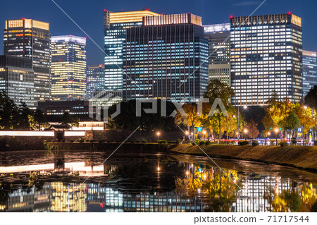 《東京》丸之內高層建築的東京商業區夜景 《東京》丸之內高層建築的東京商業區夜景 71717544