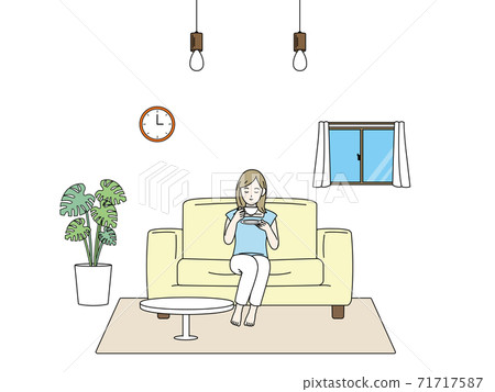 放鬆的女人坐在沙發上,喝著茶 放鬆的女人坐在沙發上,喝著茶 71717587