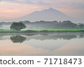 Hahakojima spring water and Mt. Tsukuba in the morning 71718473