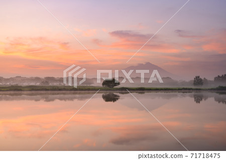Hahakojima spring water and Mt. Tsukuba in the morning 71718475