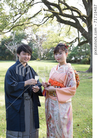 Image of a standing party in the garden 71718487