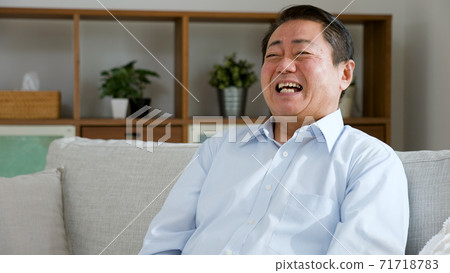 中年男子大笑 71718783