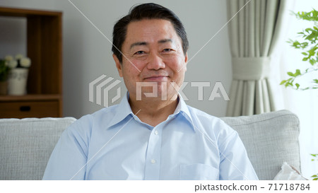 中年男子帶著微笑 71718784