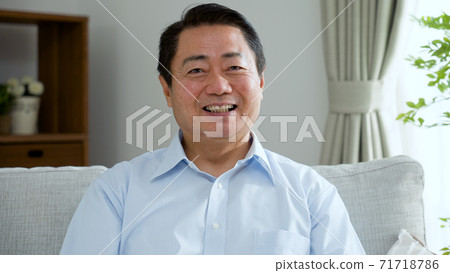 中年男子帶著微笑 71718786