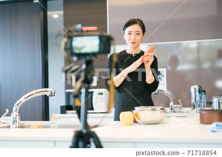 一位40多歲的女士正在提供烹飪視頻 71718854