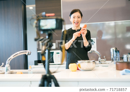 A woman in her 40s who is delivering a video of cooking A woman in her 40s who is delivering a video of cooking 71718857