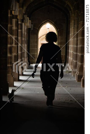 墨爾本大學走廊和婦女 墨爾本大學走廊和婦女 71718875