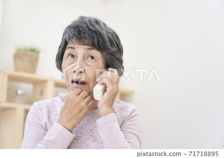 接聽可疑電話的女高管 接聽可疑電話的女高管 71718895