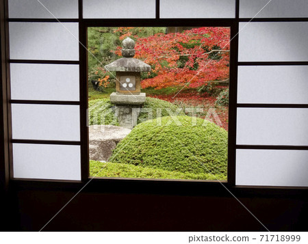 Autumn leaves maple and stone lantern 084 in the Japanese garden seen from the Japanese-style room Yukimi shoji Autumn leaves maple and stone lantern 084 in the Japanese garden seen from the Japanese-style room Yukimi shoji 71718999