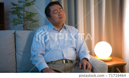 中年男子做按摩 中年男子做按摩 71719464