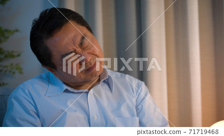 Middle-aged man doing a massage Middle-aged man doing a massage 71719468