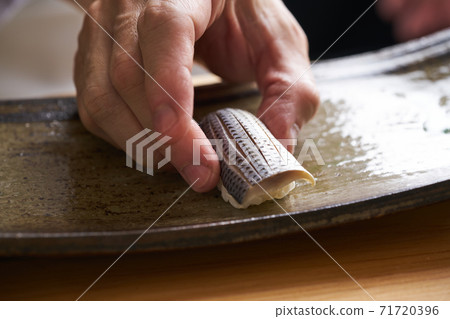 板前拿著小田的壽司 71720396