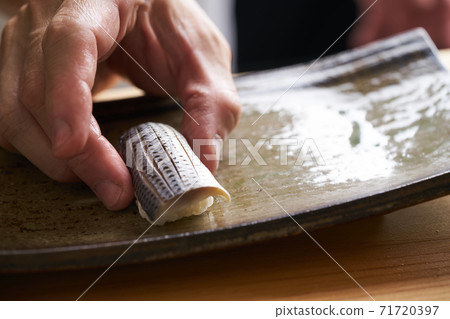 Itamae holding Kohada's sushi 71720397