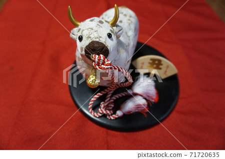 十二生肖裝飾慶祝新年,小雕像的碗 十二生肖裝飾慶祝新年,小雕像的碗 71720635