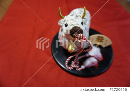 十二生肖裝飾慶祝新年,小雕像的碗 十二生肖裝飾慶祝新年,小雕像的碗 71720636