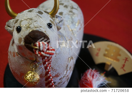 十二生肖裝飾慶祝新年,小雕像的碗 十二生肖裝飾慶祝新年,小雕像的碗 71720658