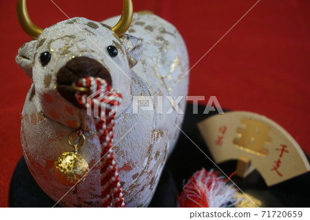 十二生肖裝飾慶祝新年,小雕像的碗 十二生肖裝飾慶祝新年,小雕像的碗 71720659