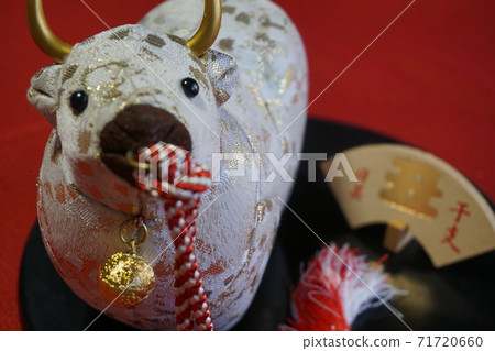 十二生肖裝飾慶祝新年,小雕像的碗 十二生肖裝飾慶祝新年,小雕像的碗 71720660