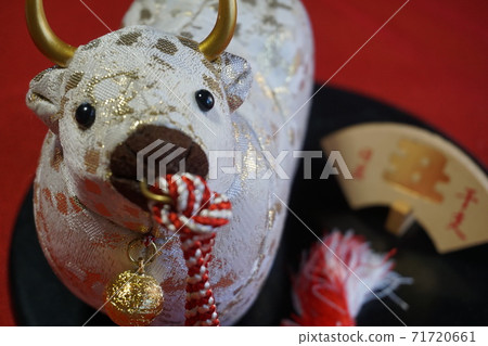 十二生肖裝飾慶祝新年，小雕像的碗 71720661