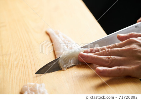 Itamae that pulls flatfish sashimi 71720892