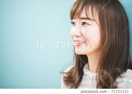 在淡藍色的牆前剪下模型/女人 在淡藍色的牆前剪下模型/女人 71721121