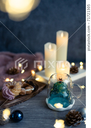 Christmas season treats, donuts, coffee, cocoa, Christmas trees, glasses 71721305