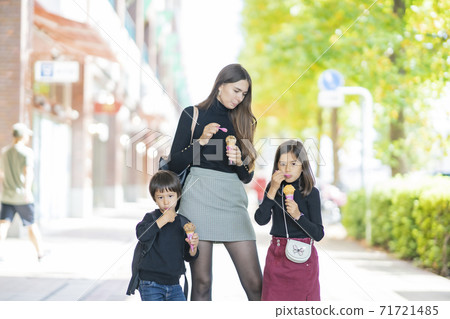 Parent and child eating ice cream 71721485