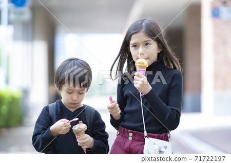 Children eating ice cream 71722197