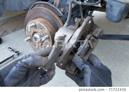 Inspection of car brake pads Replacement work 71722430