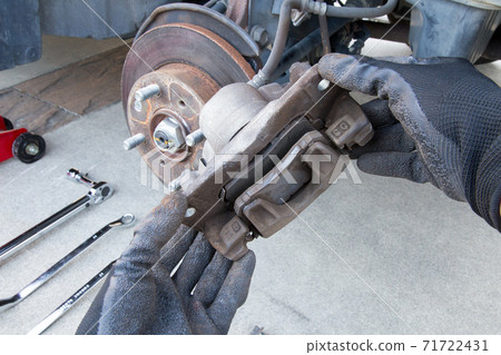 Inspection of car brake pads Replacement work 71722431