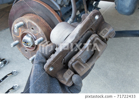 Inspection of car brake pads Replacement work Inspection of car brake pads Replacement work 71722433