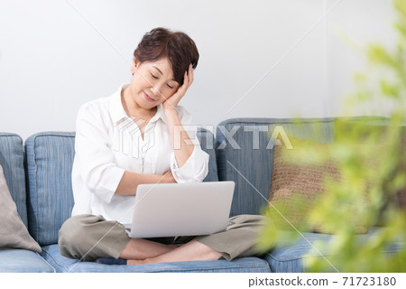 一名患有電腦操作的婦女 71723180