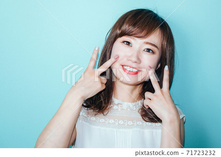 和平的亞裔婦女 71723232