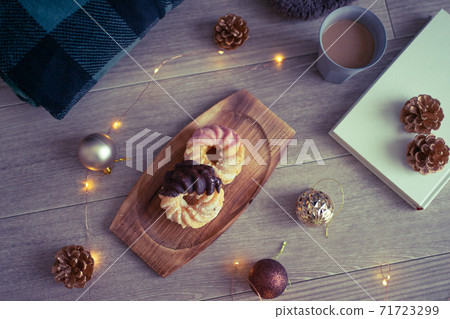 聖誕節的下午茶時間。甜甜圈溫暖的食物 聖誕節的下午茶時間。甜甜圈溫暖的食物 71723299