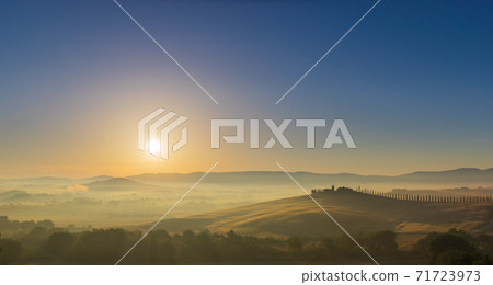 The rolling hills and green fields at sunrise, Tuscany, Italy 71723973