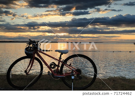 霞浦在早晨的陽光和運動自行車上閃耀 71724462