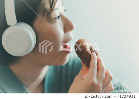 30s women lifestyle 71724931