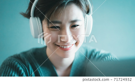 30s women lifestyle 71724932