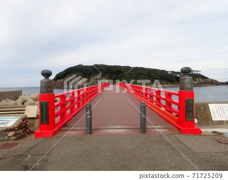 Oshima, also known as the island of God, on the Echizen coast of Anto, Mikuni-cho, Sakai City, Fukui Prefecture 71725209