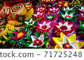 在羅伊科頓節日的五顏六色的花裝飾在泰國。 71725248