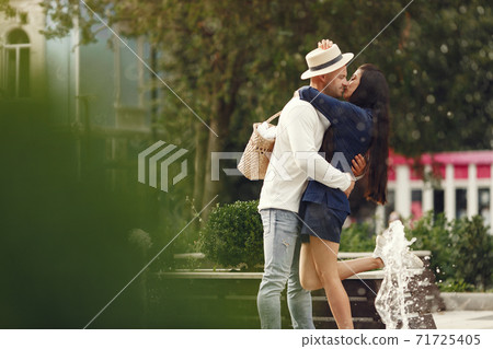 Beautiful couple spend time in a summer city 71725405