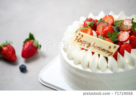 Strawberry whole cake (whole cake) that looks nice and delicious Strawberry whole cake (whole cake) that looks nice and delicious 71729088