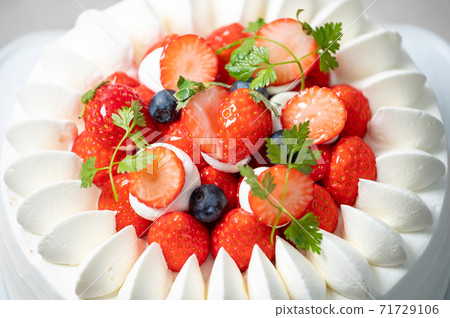 Strawberry whole cake (whole cake) that looks nice and delicious 71729106