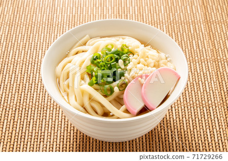 Bukkake udon. (With kamaboko, tenkasu, green onions) Bukkake udon. (With kamaboko, tenkasu, green onions) 71729266