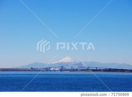 Tokyo Gate Bridge and Mt. Fuji in winter Tokyo Gate Bridge and Mt. Fuji in winter 71730909