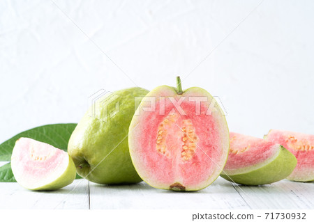 芭樂 番石榴 紅心芭樂 白色 背景 葉子 Red guava fruit leaf グアバ 果物 芭樂 番石榴 紅心芭樂 白色 背景 葉子 Red guava fruit leaf グアバ 果物 71730932