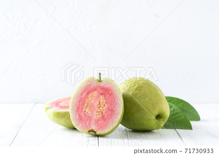 芭樂 番石榴 紅心芭樂 白色 背景 葉子 Red guava fruit leaf グアバ 果物 芭樂 番石榴 紅心芭樂 白色 背景 葉子 Red guava fruit leaf グアバ 果物 71730933