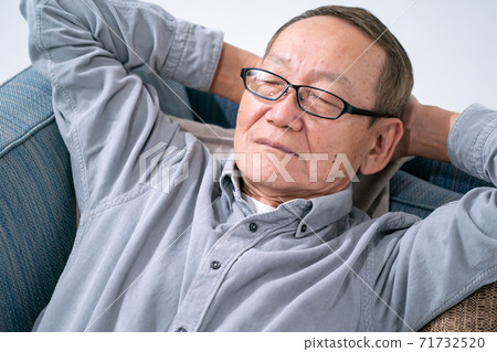 老人睡午覺 71732520