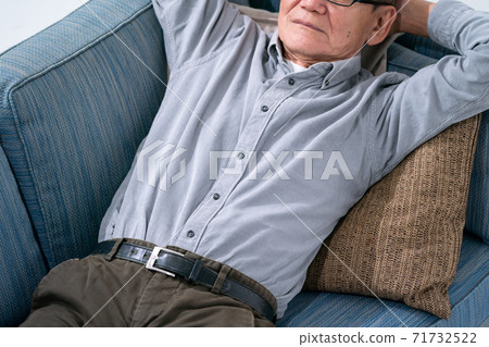 老人睡午覺 71732522