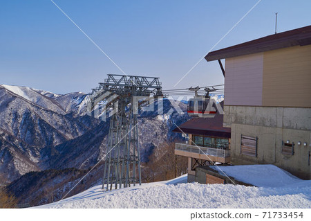 View of the Tanigawadake Ropeway from Tenjindaira Station in winter in Minakami Town, Gunma Prefecture View of the Tanigawadake Ropeway from Tenjindaira Station in winter in Minakami Town, Gunma Prefecture 71733454